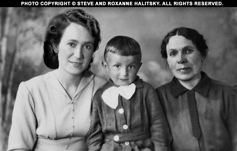 Мати Ольга, Володимир (2,5 роки) і бабуся Катерина (1946)